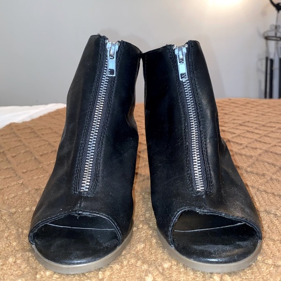 NWOT Women’s Black Pleather Zip Up Wedges Size 6 - Picture 3 of 5